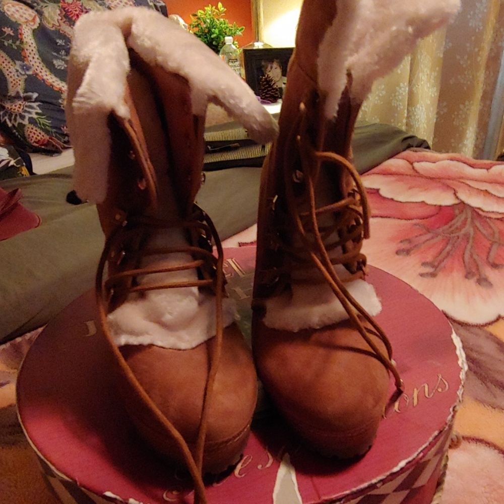 Fur platform boots